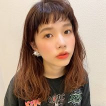 可愛いミディアムヘアに小顔効果No.1のぱっつん前髪スタイル