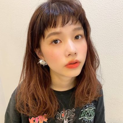 可愛いミディアムヘアに小顔効果No.1のぱっつん前髪スタイル