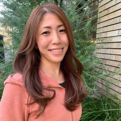 大人の髪の悩みを解消する鎖骨下のロングスタイル