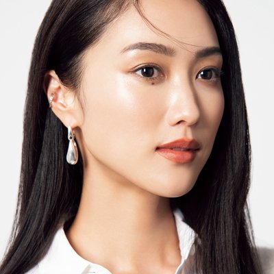 顔だけ浮いてない？ ベースの仕上げは首にフェースパウダーをたっぷりと｜美的GRAND