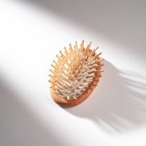 ＼持ち歩きにも便利／樋口流“丸っこ頭皮ブラシ”でいつでもキレイにリフレッシュ♪｜『美的』2月号オリジナル付録