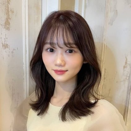 寒い時期に映える・透明感が抜群な暗髪ミディアム