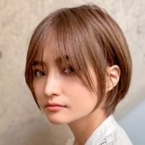 アッシュベージュで柔らか質感UP！小顔見せの清楚な大人ショートボブ｜最旬ヘアカタログ