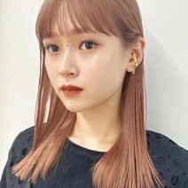 ピンクベージュで春カラーに！重めセミディは人気のワイドバングが正解｜最旬ヘアカタログ