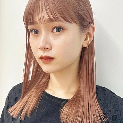 ピンクベージュで春カラーに！重めセミディは人気のワイドバングが正解｜最旬ヘアカタログ