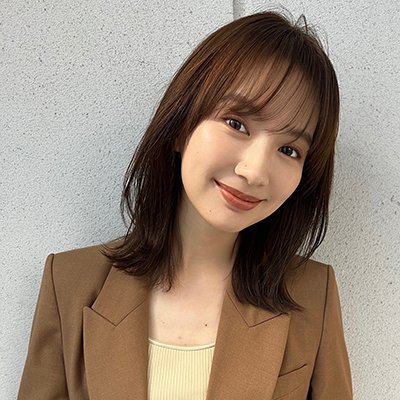 ベージュカラーでツヤ髪に！小頭＆小顔見せのくびれミディ｜最旬ヘアカタログ
