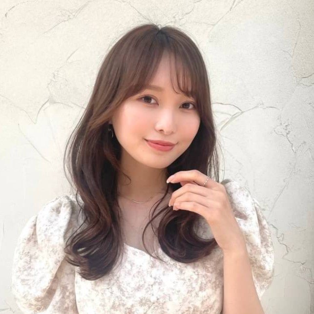 幼く見えがちな丸顔さんを「大人っぽく」見せる3つのロングスタイル