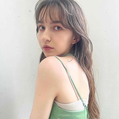 抜け感たっぷりで印象チェンジ！おくれ毛＆ゆるウェーブのお洒落ロング｜最旬ヘアカタログ