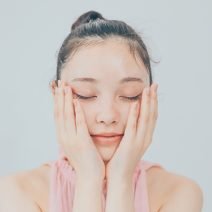 【Q&A】化粧水や乳液が染みる時はどうしたらいい？ 肌あれ中のエイジングケア法は？｜春のゆらぎ対策ベストアンサー