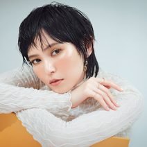 春新色がカラフルでわくわく♪ 旬のイエローゴールドでヘルシーメイクに挑戦！｜人気H＆M 笹本恭平さんの春メイクプラン