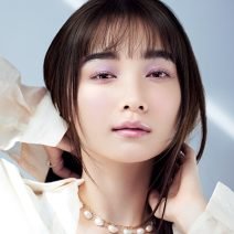 あか抜けのコツはブルー系！ ルナソルのアイシャドウを使った90’sオマージュメイクで透明感をプラス｜人気H＆M・NAYAさんの春メイクプラン