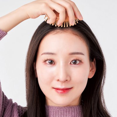 くすみやむくみ、スマホ首も改善！ 樋口流“丸っこ頭皮ブラシ”の実践テクニック｜『美的』2月号オリジナル付録