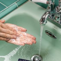 男性もダブル洗顔って必要？タイプ別の洗顔料の違いや選び方、使い方も｜あきば美容研究生のメンズ美容塾 vol.131