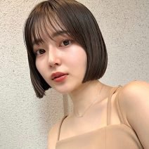 アッシュブラウンでツヤ感重視！ミニボブでも幼く見えない大人スタイル｜最旬ヘアカタログ