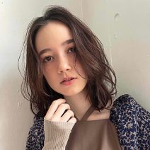 多毛さんにイチオシ！ゆるパーマで柔らか見せの重軽ニュアンスミディ｜最旬ヘアカタログ