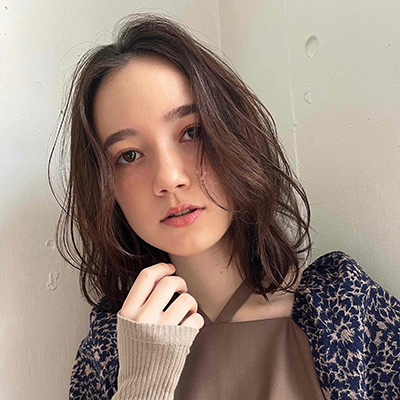 多毛さんにイチオシ！ゆるパーマで柔らか見せの重軽ニュアンスミディ｜最旬ヘアカタログ