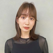 前髪をくしゅっとポイントに！ 柔らか見せ＋抜け感ありのきれいめくびれミディ｜最旬ヘアカタログ