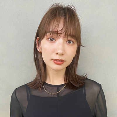 前髪をくしゅっとポイントに！ 柔らか見せ＋抜け感ありのきれいめくびれミディ｜最旬ヘアカタログ