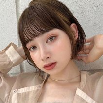マロンベージュで柔らか見せ！ 軽やか質感のお洒落可愛いミニボブ｜最旬ヘアカタログ