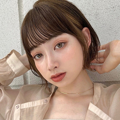 マロンベージュで柔らか見せ！ 軽やか質感のお洒落可愛いミニボブ｜最旬ヘアカタログ