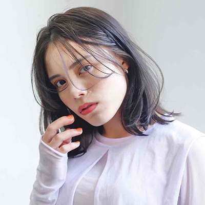 ノンアイロンで再現性が高い大人ヘア！ 長めバングのくびれミディ｜最旬ヘアカタログ
