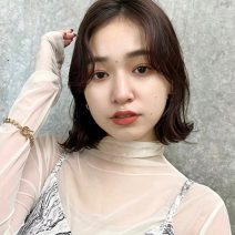 ラベンダーカラーで透明感抜群！外ハネミディは、波巻きでこなれ感を｜最旬ヘアカタログ