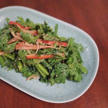 美肌上げ＆ダイエットに旨味たっぷりニコサラダ！「生春菊とカニカマのサラダ」【Today’s SALAD #225】