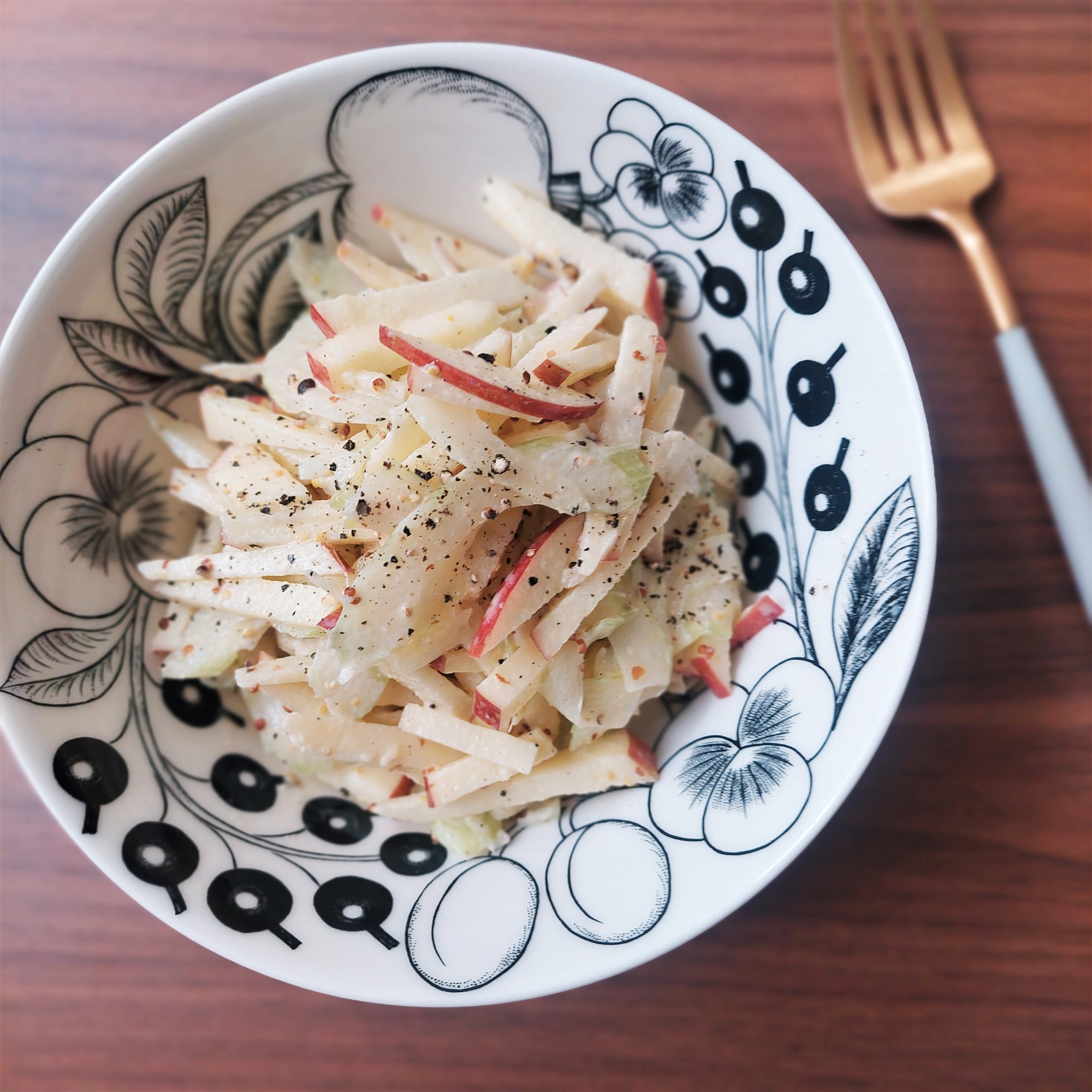イライラしがちな季節の変わり目こそセロリ！「セロリとりんごのサラダ」【Today’s SALAD #227】