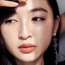 セルヴォークのアイシャドウでミステリアスな透明感を｜シンプル黒ワンピにメイクで旬をプラス！