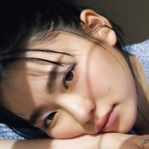 今大注目の実力派俳優・山田杏奈さんが『美的』4月号に登場！ この春注目の“イエローカラーメイク”に挑戦
