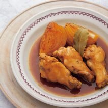 焼いてから煮るだけでおいしさ倍増♪ お手軽だけど本格的なひと皿に見える「手羽元と玉ねぎの甘酢こしょう煮」