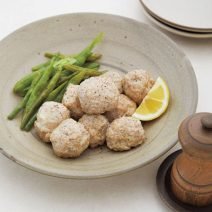 【簡単美ごはんレシピ】ワインのお供にぴったり♪「サルシッチャ風つくねといんげんのソテー」