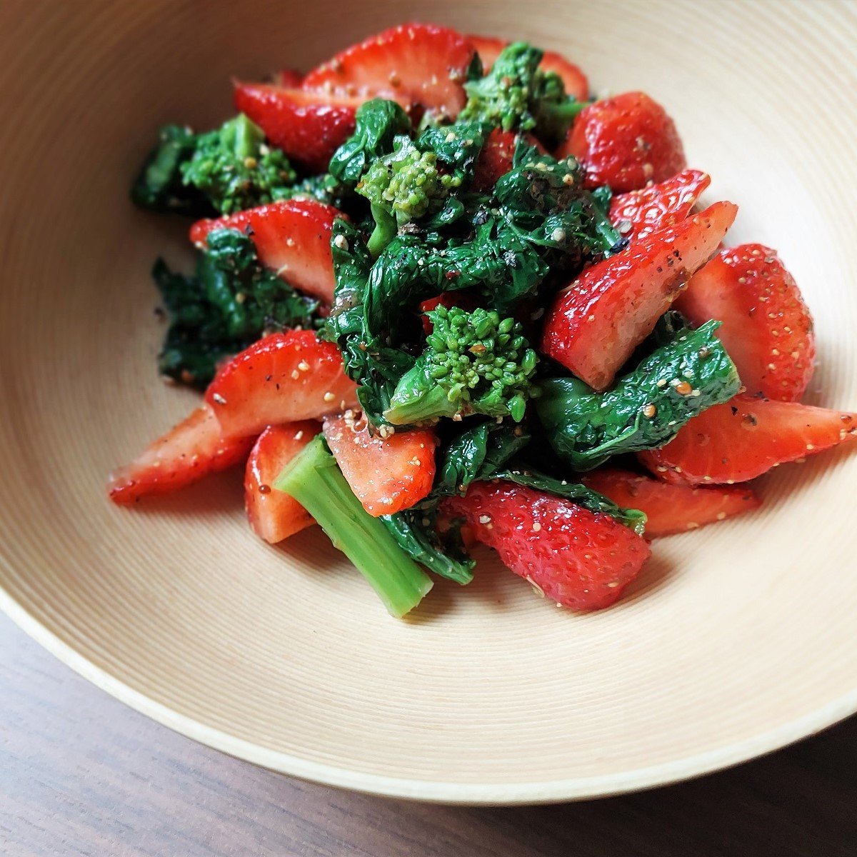 春を味わうデトックスサラダ「いちごと菜の花のバルサミコ粒マスタード