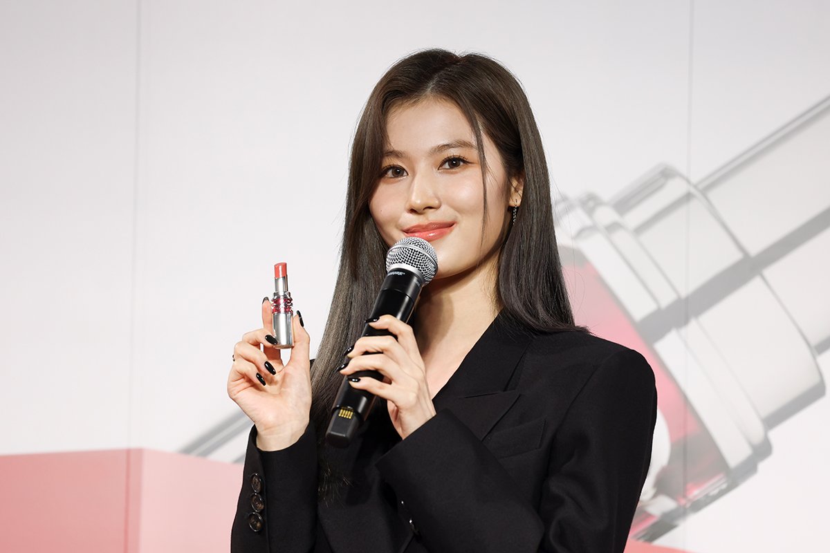 TWICE SANAさん「ツアーでつけたいリップは…」｜YSLのアイコンリップ「ルージュ ヴォリュプテ キャンディグレーズ」の新CMに登場。