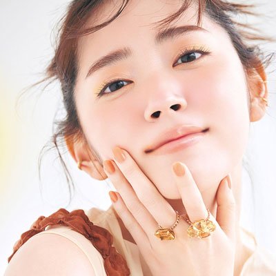 鈴木愛理×H&M 福岡玲衣｜「透け感イエローが前向きな笑顔を連れてきて