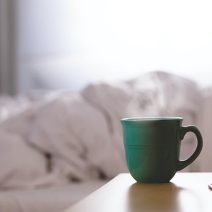 寝る肌は育つ？きちんと寝るだけで肌はキレイになる！理想とNGの睡眠例も｜あきば美容研究生のメンズ美容塾 vol.143