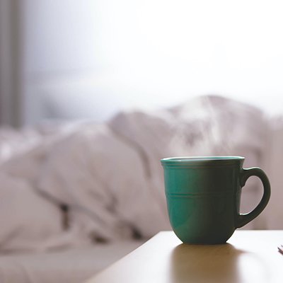 寝る肌は育つ？きちんと寝るだけで肌はキレイになる！理想とNGの睡眠例も｜あきば美容研究生のメンズ美容塾 vol.143