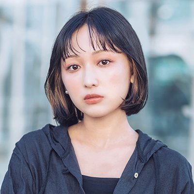 顔周りのひと束の“イヤリングカラー”でガラッとおしゃれにあか抜ける♪｜盛れる！ 大人のハイトーンヘア