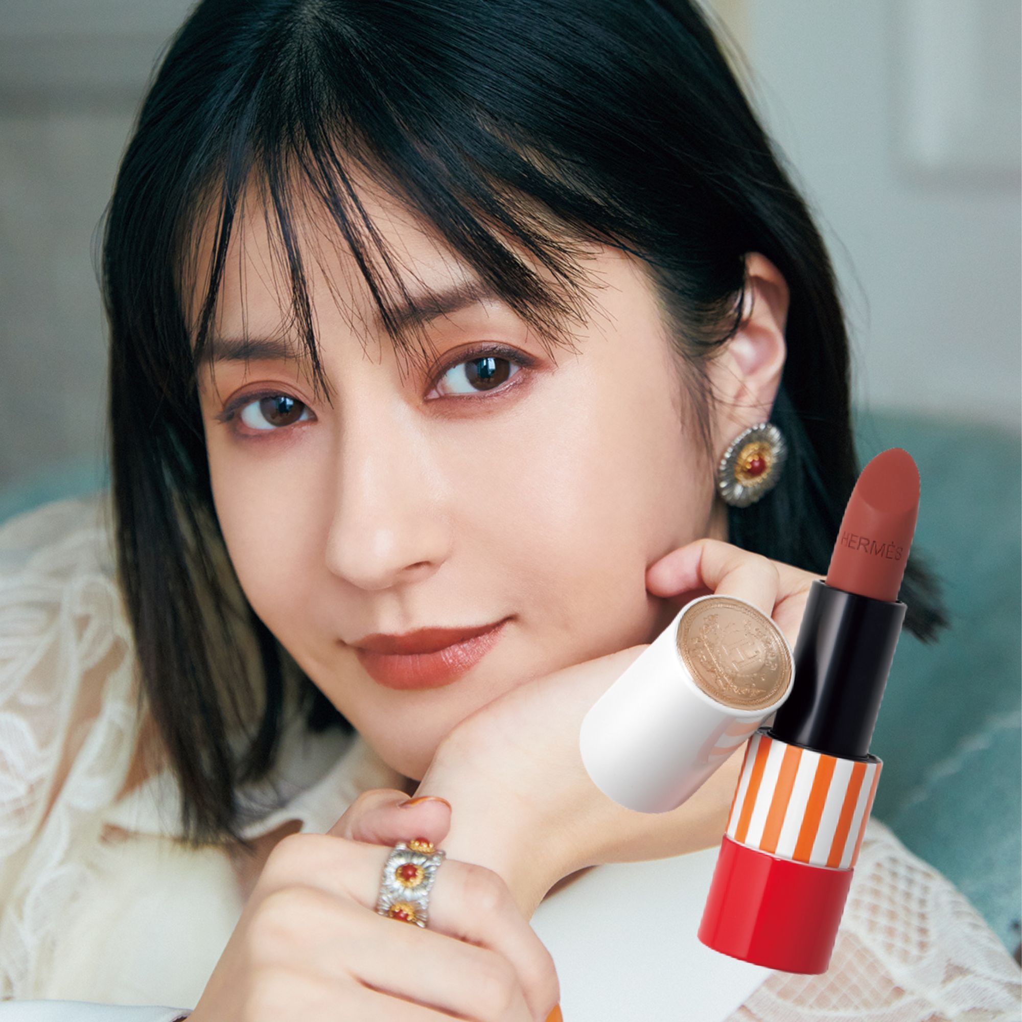 大人の春は「エルメス」の赤みブラウンリップで、品良くモダンに｜美的