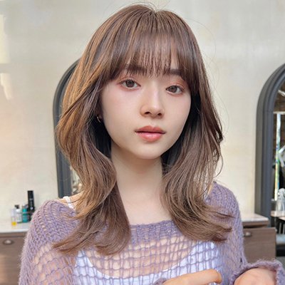 顔まわりカットは小顔効果も！たっぷりレイヤーのこなれ感セミロング｜最旬ヘアカタログ