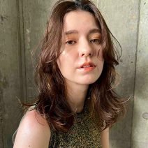 アイロン不要でもお洒落に！アーモンドブラウンの大人の抜け感ヘア｜最旬ヘアカタログ