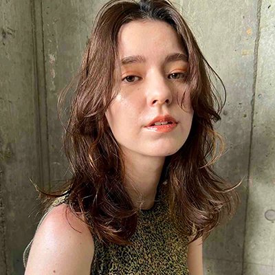 アイロン不要でもお洒落に！アーモンドブラウンの大人の抜け感ヘア｜最旬ヘアカタログ