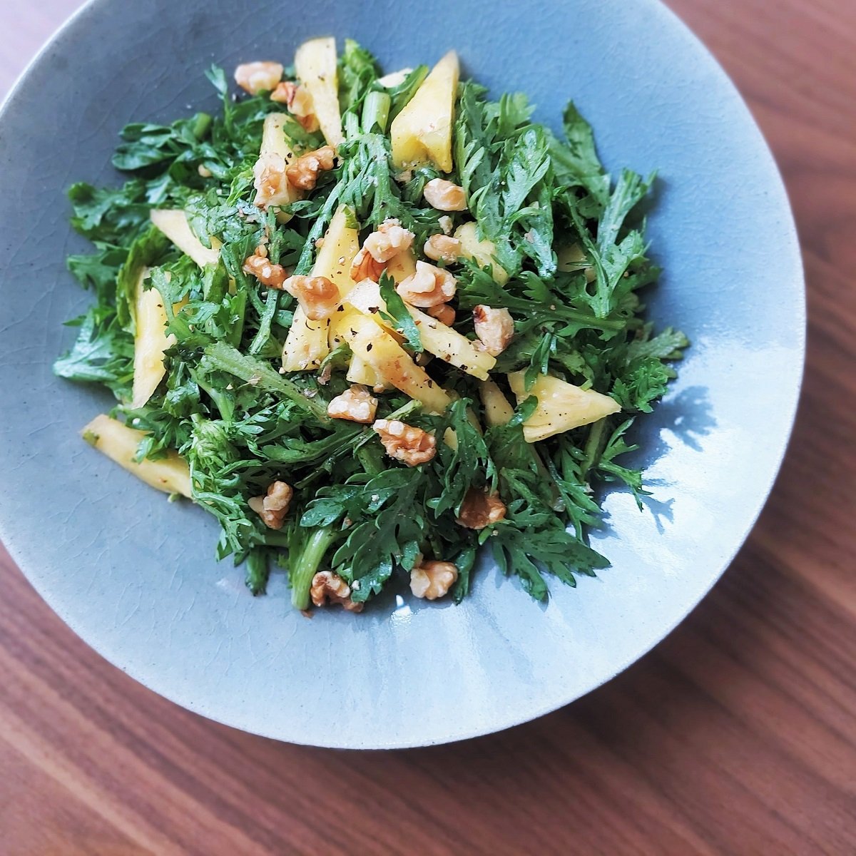 モリモリ食べて肌も腸も元気になる！「生春菊とパイナップルのデトックスサラダ」【Today’s SALAD #239】