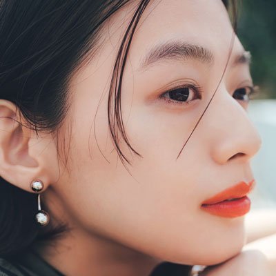 一気に夏顔♪ ポール ＆ ジョーのオレンジリップ×シルバーのボールピアスでヘルシーさを演出｜耳元ジュエリー×夏色コスメで作る横顔