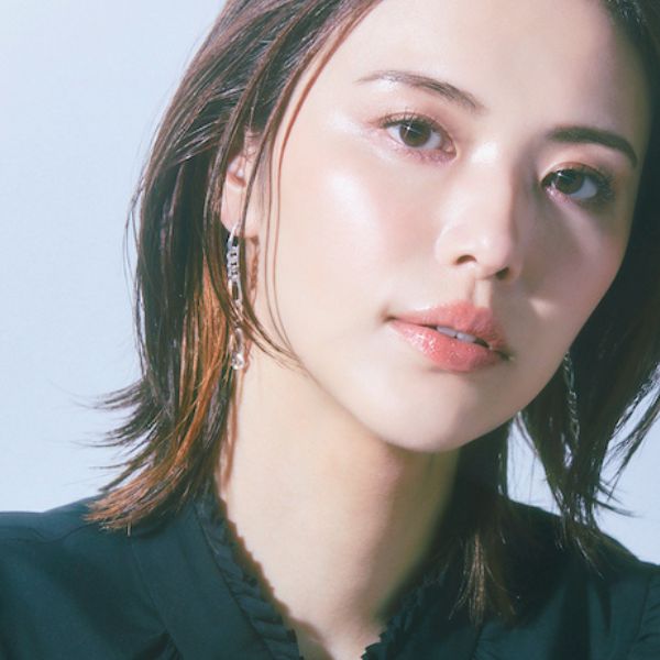 【新連載】「彩凪翔さんのリアル愛用コスメは『M・A・Cの所持率が高いです』」【宝塚歌劇OGセルフメイク】