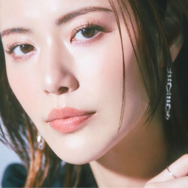 彩凪翔さん私物メイク「陰影や艶でメリハリを意識します」【宝塚歌劇OG