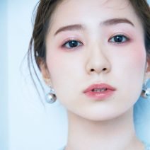 ジルスチュアートの偏向ブルーラメできらめく夏の眼差しを手に入れて｜H＆M石川ユウキさんの夏新色メイク