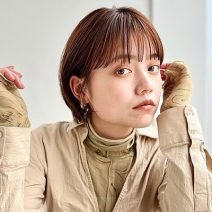 アッシュブラウンで肌トーンUP！ワイド＆フルバングの丸みショートボブ｜最旬ヘアカタログ