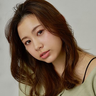 韓国風ヘアをパーマで実現！柔らかブラウンカラーのツヤ感ミディ｜最旬ヘアカタログ