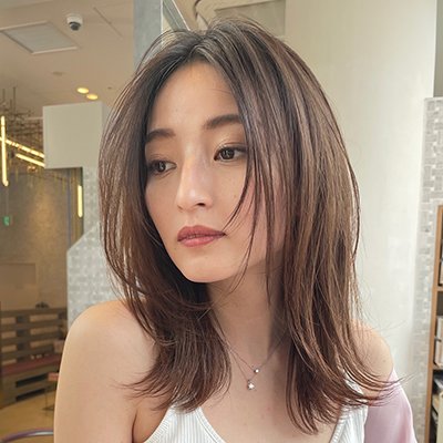 ベージュカラーで柔らか見せ！顔まわりレイヤーの大人っぽセミロング｜最旬ヘアカタログ